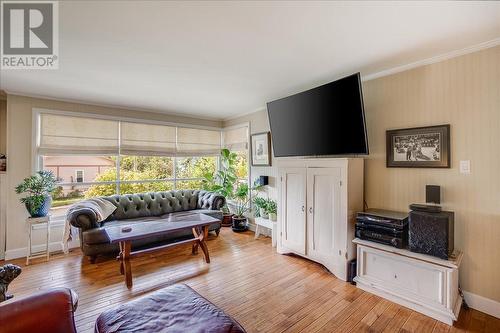 424 Sixth  Street, Nelson, BC - Indoor Photo Showing Living Room