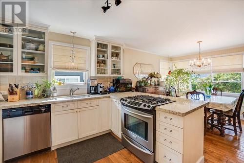 424 Sixth  Street, Nelson, BC - Indoor Photo Showing Kitchen With Double Sink