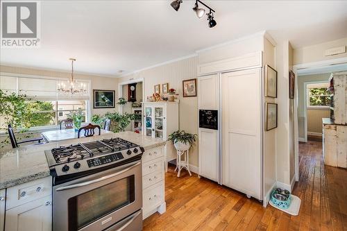 424 Sixth  Street, Nelson, BC - Indoor Photo Showing Kitchen