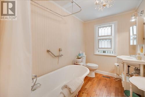 424 Sixth  Street, Nelson, BC - Indoor Photo Showing Bathroom