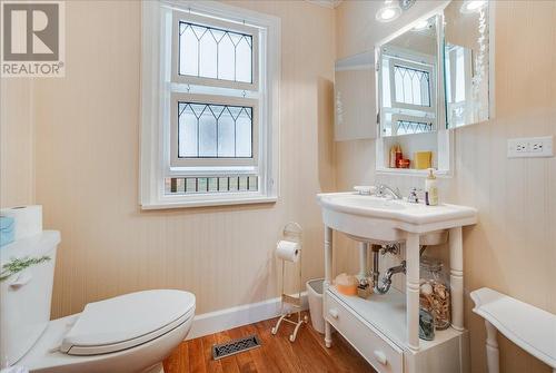 424 Sixth  Street, Nelson, BC - Indoor Photo Showing Bathroom