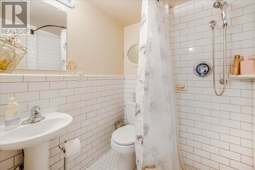 424 Sixth  Street, Nelson, BC - Indoor Photo Showing Bathroom