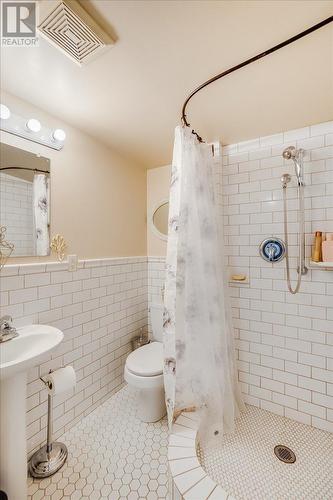 424 Sixth  Street, Nelson, BC - Indoor Photo Showing Bathroom