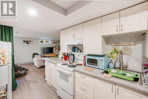 424 Sixth  Street, Nelson, BC - Indoor Photo Showing Kitchen