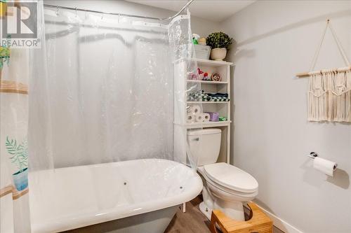 424 Sixth  Street, Nelson, BC - Indoor Photo Showing Bathroom