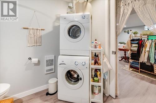 424 Sixth  Street, Nelson, BC - Indoor Photo Showing Laundry Room