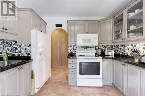 2259 Ingersoll Drive, Burlington, ON - Indoor Photo Showing Kitchen