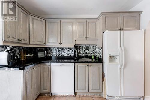 2259 Ingersoll Drive, Burlington, ON - Indoor Photo Showing Kitchen