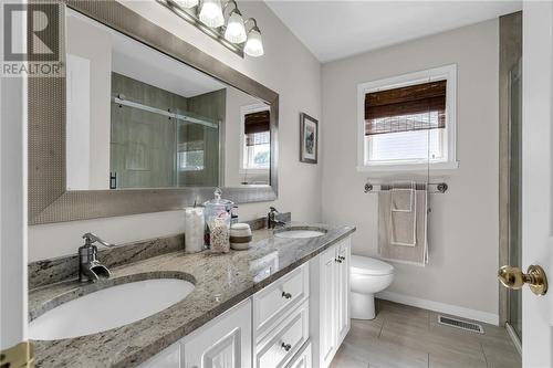 565 Dean Drive, Cornwall, ON - Indoor Photo Showing Bathroom