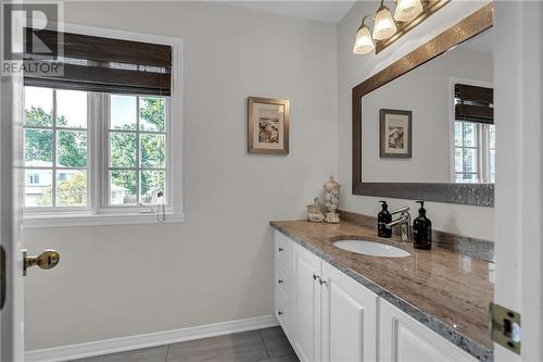 565 Dean Drive, Cornwall, ON - Indoor Photo Showing Bathroom