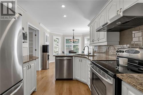 565 Dean Drive, Cornwall, ON - Indoor Photo Showing Kitchen With Upgraded Kitchen