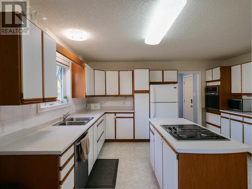 2927 Belcarra Road, Quesnel, BC - Indoor Photo Showing Kitchen With Double Sink