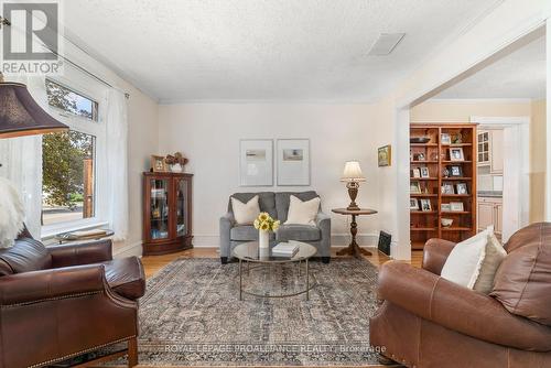 367 Bleecker Avenue, Belleville, ON - Indoor Photo Showing Living Room