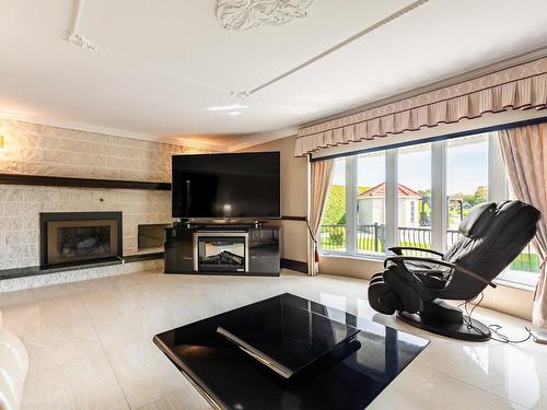 Salle familiale - 16700 Ch. St-Roch, Sorel-Tracy, QC - Indoor Photo Showing Living Room With Fireplace