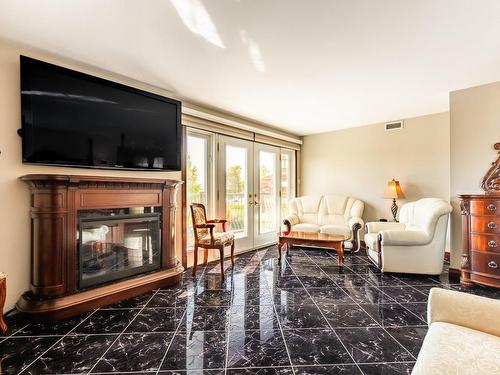 Chambre Ã  coucher principale - 16700 Ch. St-Roch, Sorel-Tracy, QC - Indoor Photo Showing Living Room With Fireplace