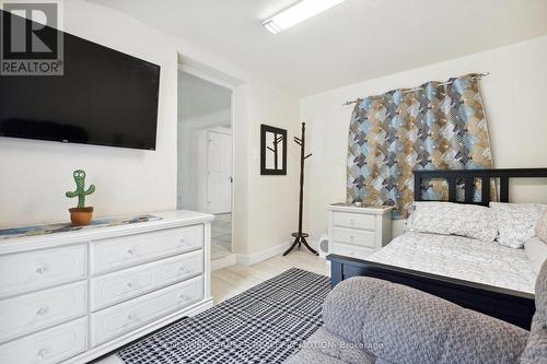 15 St Albans Drive, Halton Hills, ON - Indoor Photo Showing Bedroom