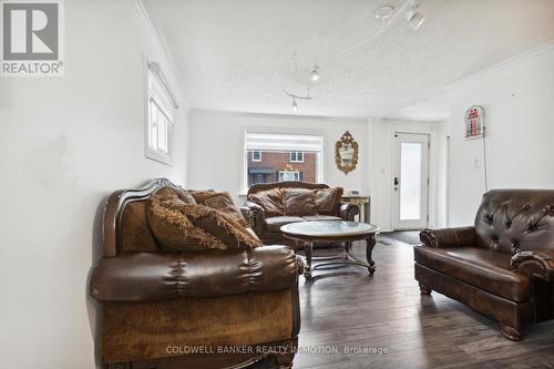 15 St Albans Drive, Halton Hills, ON - Indoor Photo Showing Living Room