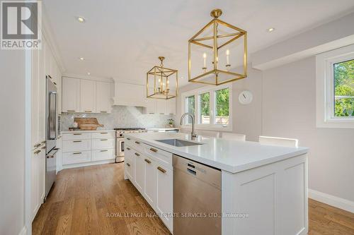 1460 Albion Avenue, Oakville, ON - Indoor Photo Showing Kitchen With Upgraded Kitchen