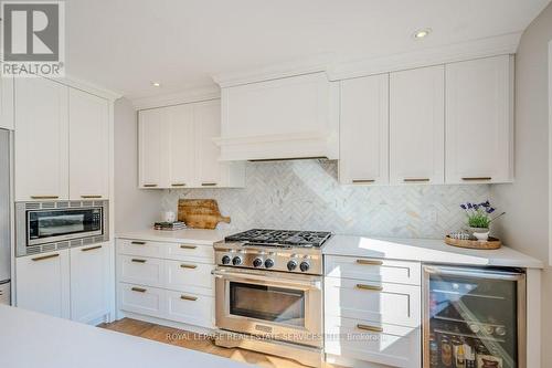 1460 Albion Avenue, Oakville, ON - Indoor Photo Showing Kitchen With Upgraded Kitchen