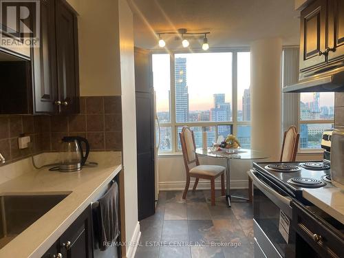 2408 - 400 Webb Drive, Mississauga (City Centre), ON - Indoor Photo Showing Kitchen