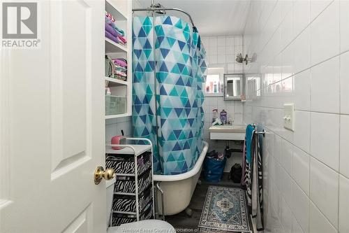 956 Prado Place, Windsor, ON - Indoor Photo Showing Bathroom