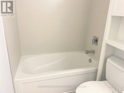 510 - 8 Eglinton Avenue E, Toronto, ON - Indoor Photo Showing Bathroom