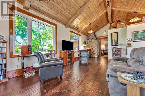 254 Western Avenue, Norfolk, ON - Indoor Photo Showing Living Room