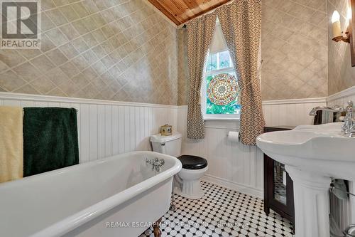 254 Western Avenue, Norfolk, ON - Indoor Photo Showing Bathroom