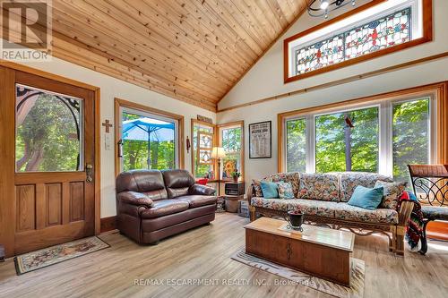 254 Western Avenue, Norfolk, ON - Indoor Photo Showing Living Room