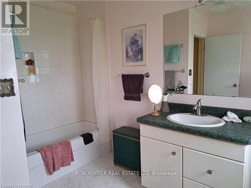 2886 6, Northern Bruce Peninsula, ON - Indoor Photo Showing Bathroom