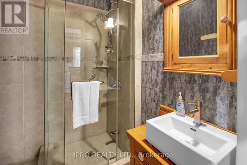 54 Canal Street, St. Catharines, ON - Indoor Photo Showing Bathroom