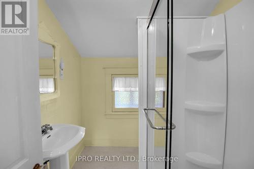 54 Canal Street, St. Catharines, ON - Indoor Photo Showing Bathroom