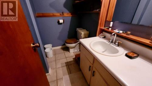 2010 Creek Street, Nelson, BC - Indoor Photo Showing Bathroom