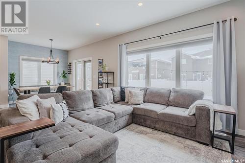 339 Dagnone Crescent, Saskatoon, SK - Indoor Photo Showing Living Room