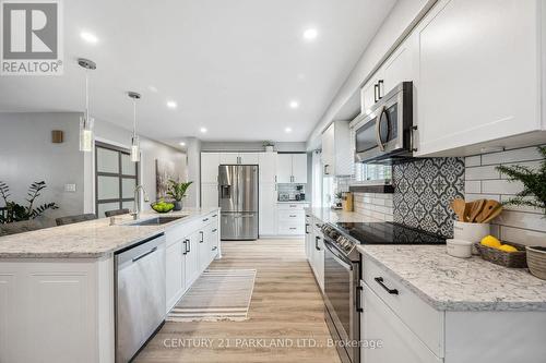 941 Wyldewood Drive, Oshawa, ON - Indoor Photo Showing Kitchen With Upgraded Kitchen