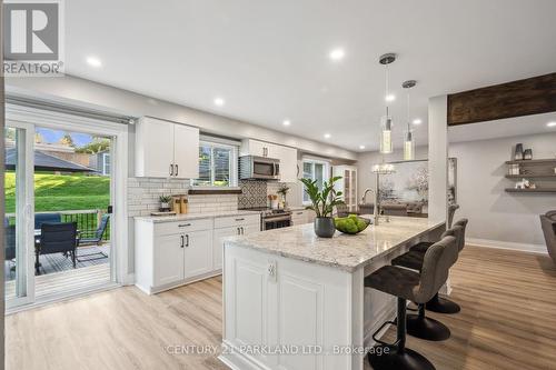 941 Wyldewood Drive, Oshawa, ON - Indoor Photo Showing Kitchen With Upgraded Kitchen