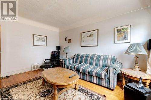 272 East 15Th Street, Hamilton, ON - Indoor Photo Showing Living Room