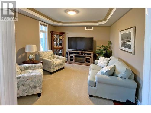 556 West Point Drive, Perth, ON - Indoor Photo Showing Living Room