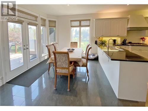 556 West Point Drive, Perth, ON - Indoor Photo Showing Kitchen With Upgraded Kitchen