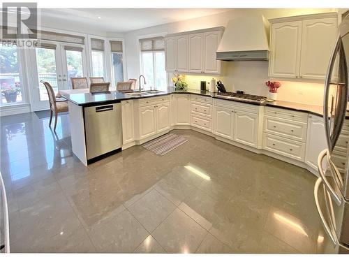 556 West Point Drive, Perth, ON - Indoor Photo Showing Kitchen With Upgraded Kitchen