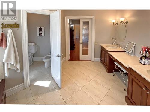 556 West Point Drive, Perth, ON - Indoor Photo Showing Bathroom