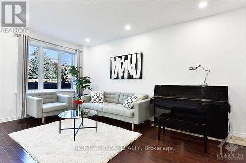 615 Remnor Avenue, Ottawa, ON - Indoor Photo Showing Living Room