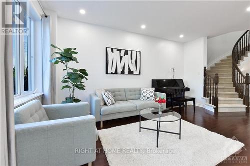 615 Remnor Avenue, Ottawa, ON - Indoor Photo Showing Living Room