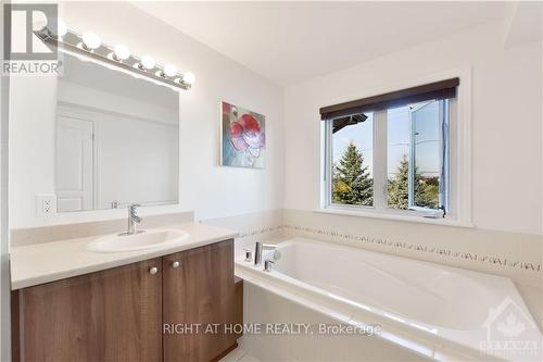 615 Remnor Avenue, Ottawa, ON - Indoor Photo Showing Bathroom