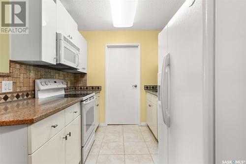 205 3410 Park Street, Regina, SK - Indoor Photo Showing Kitchen