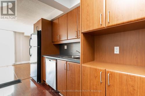 1022 - 550 Queens Quay W, Toronto (Waterfront Communities), ON - Indoor Photo Showing Kitchen With Double Sink