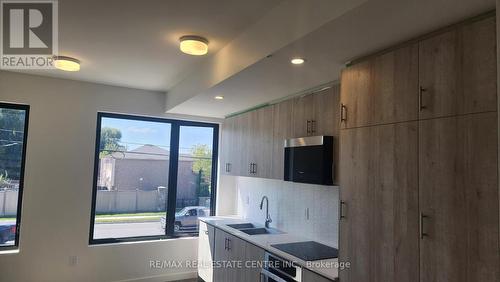 31 Rainwater Lane, Barrie, ON - Indoor Photo Showing Kitchen With Double Sink With Upgraded Kitchen