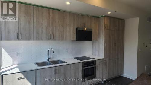 31 Rainwater Lane, Barrie, ON - Indoor Photo Showing Kitchen With Double Sink With Upgraded Kitchen