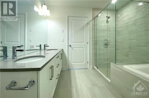 33 Kinver Private, Ottawa, ON - Indoor Photo Showing Bathroom