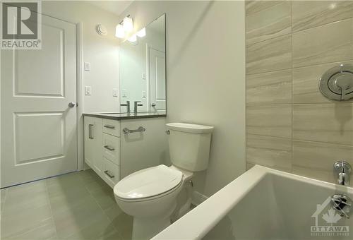 33 Kinver Private, Ottawa, ON - Indoor Photo Showing Bathroom